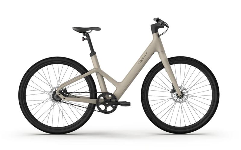 <p>De W1 PRO e-bike van Reany is een opvallende verschijning met zijn prachtige kleur en stijlvolle design. De e-bike is de lichtste e-bike in de Benelux. Deze elektrische fiets is voorzien van een uitneembare ge&iuml;ntegreerde accu in het frame en dit model is voorzien van een Oled ge&iuml;ntegreerd display in het carbon stuur wat zorgt voor een strakke en moderne uitstraling.</p>
